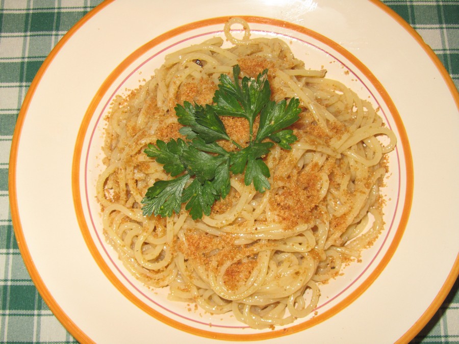 Spaghetti con alici e pan grattato